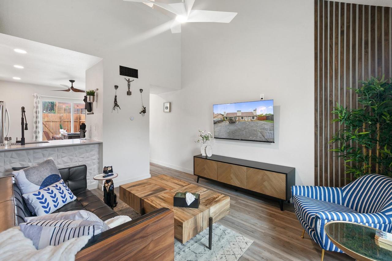 Contemporary Couples Getaway Near Austin Favorites - Loft 21 Lejlighed Eksteriør billede