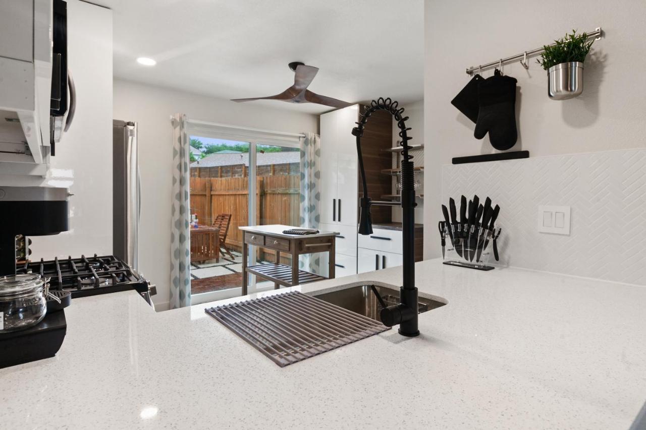 Contemporary Couples Getaway Near Austin Favorites - Loft 21 Lejlighed Eksteriør billede